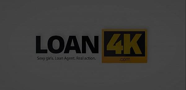 LOAN4K. Bankangestellter kann es kaum erwarten, seine Kunden mit riesigen falschen Titten zu sehen
